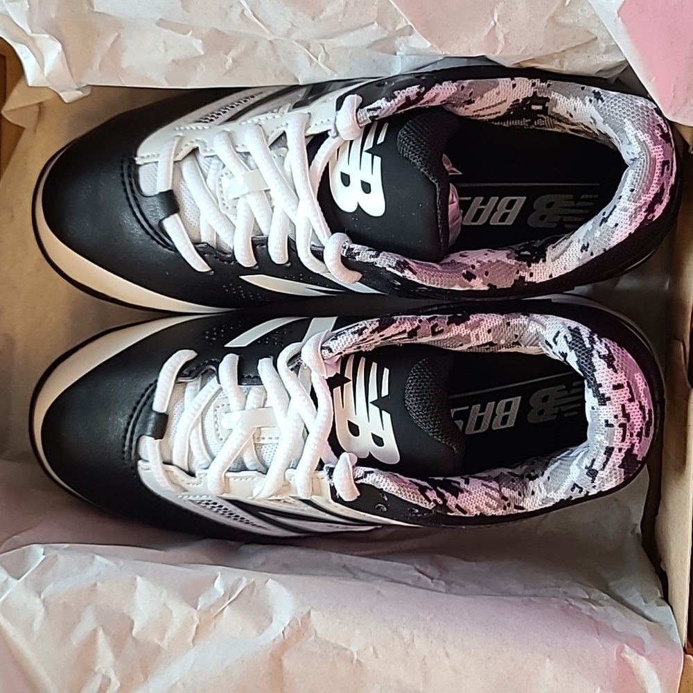 New Balance Boys Baseball Cleats. Size 1.5 WIDE, youth. Free gloves included! XS